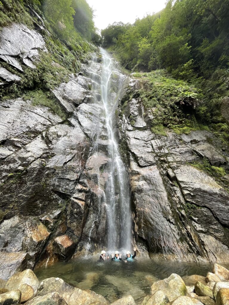 秘境の滝壺