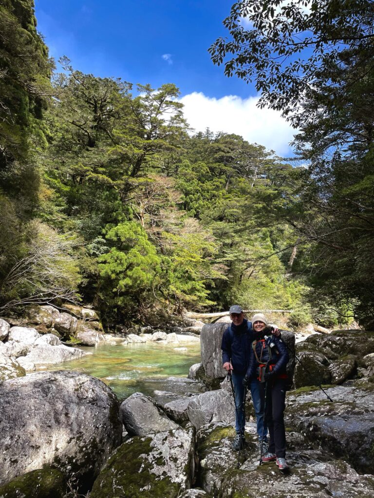 青い空と澄んだ沢水