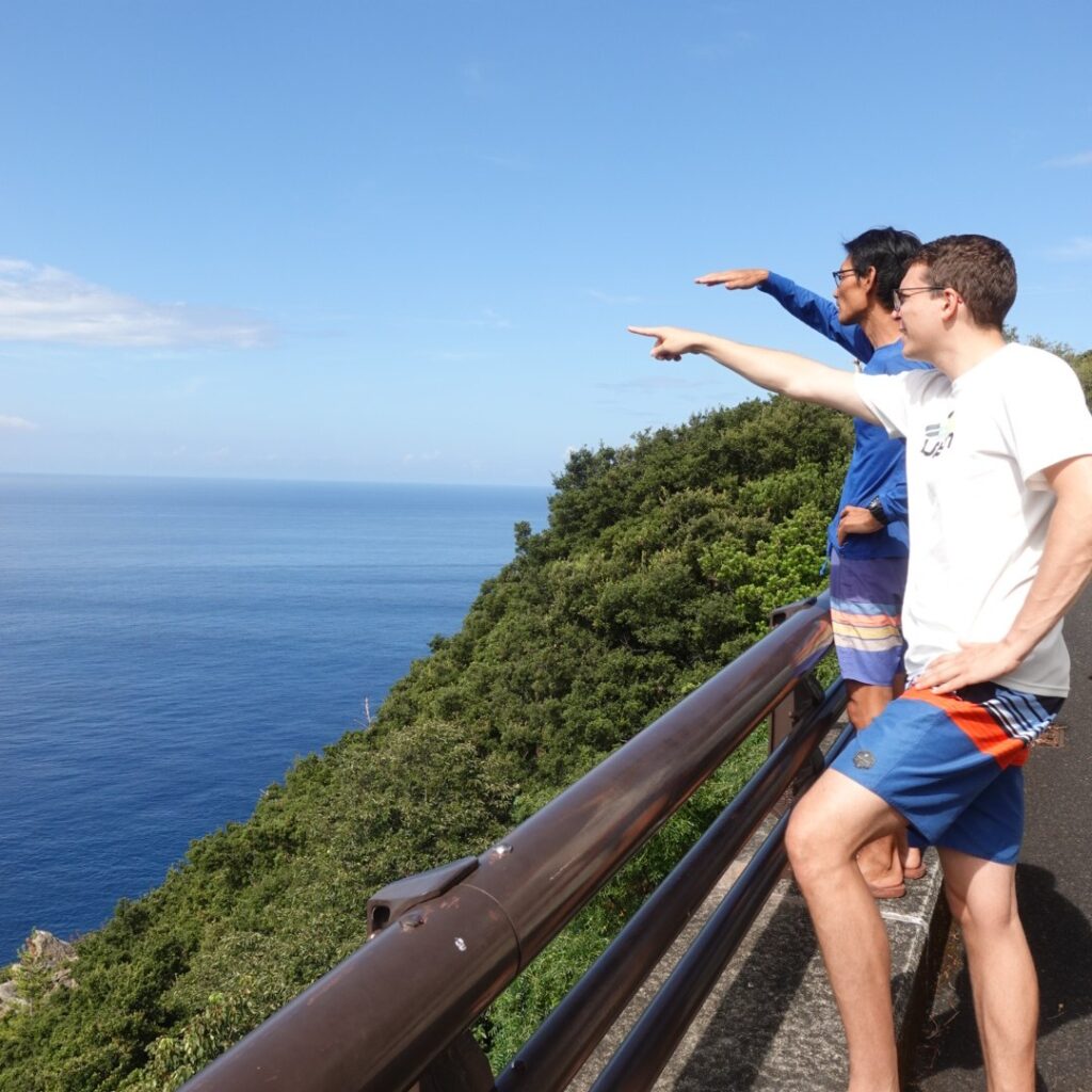 遥か水平線を見やる